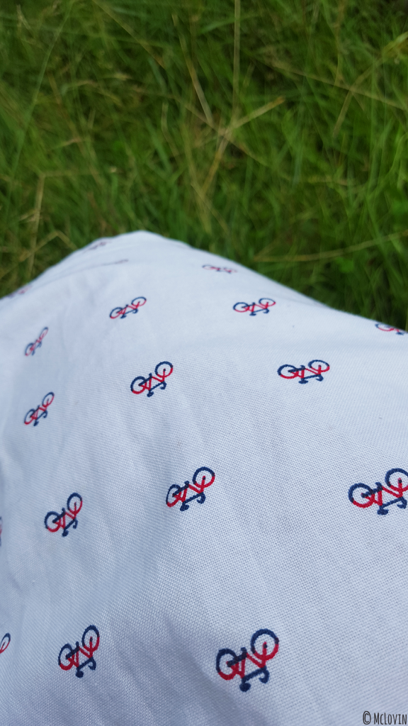 La robe à motif petits vélos de McLovin dans son jardin