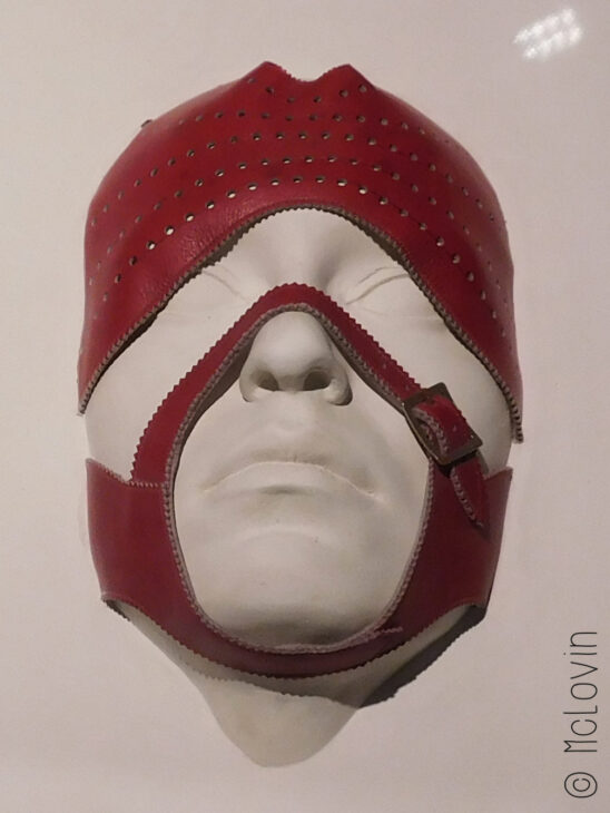 Exposition "Avant-garde féministe des années 70" à la Kunsthalle d'Hambourg, Kopfsandale (1976) - Birgit Jürgenssen