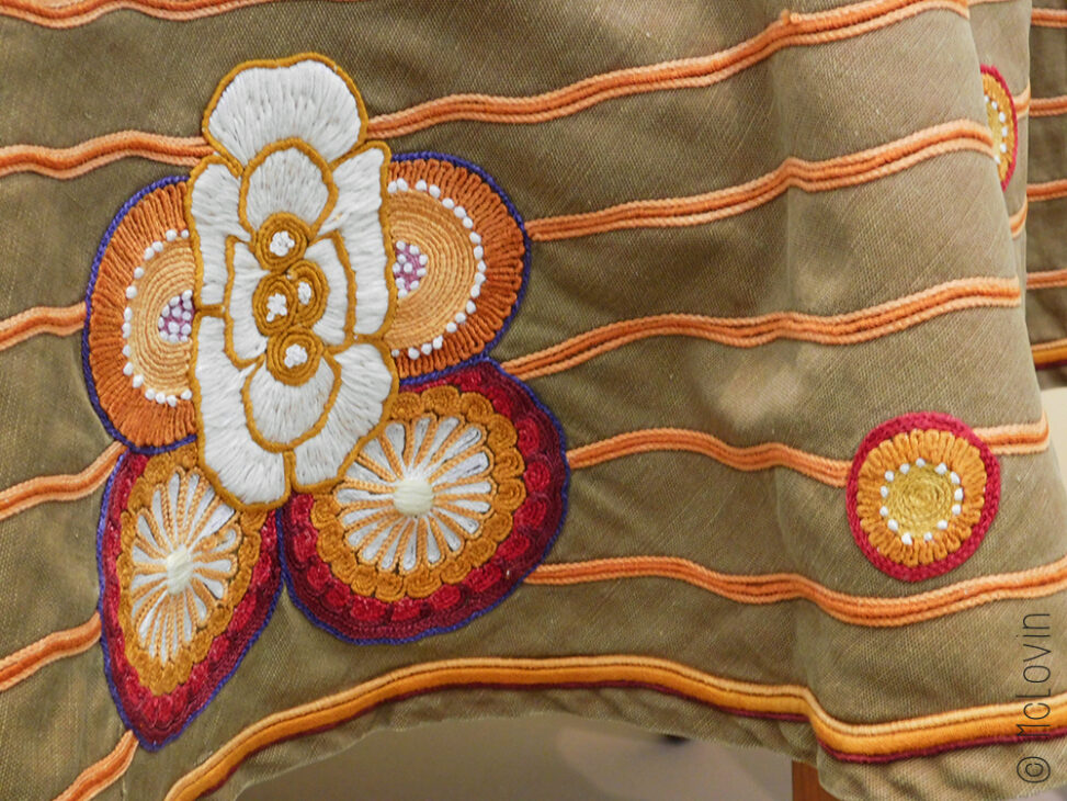 Détail d'une nappe brodée par Hedy Hahnloser-Bühler pour la Villa Flora