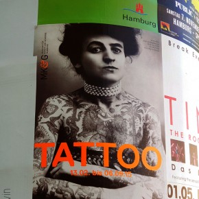 L'affiche de l'exposition Tattoo au Museum für Kunst und Gewerbe d'Hambourg