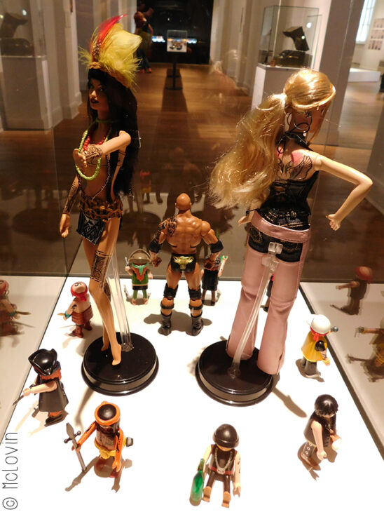 Barbies et Playmobils tatoués