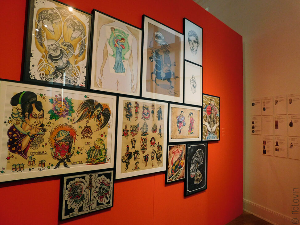 A droite les objets ayant inspirés les tatoueurs pour les tatouages de gauche.