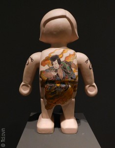 Playmobil géant en céramique peint façon tatouage japonais - Fumie Sasabuchi (2004)