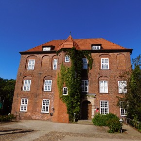Arrivée par la grande entrée au château d'Agathenburg