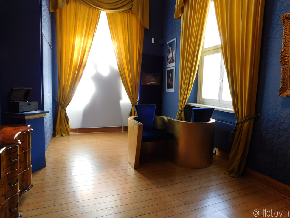 Silhouettes dans une des chambres du château