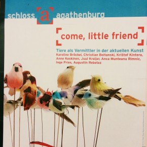 L'affiche de l'exposition "Come, little friend" au château d'Agathenburg