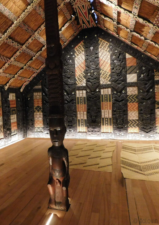 L'intérieur de Rauru le wharenui maori du Musée d'ethnologie d'Hambourg