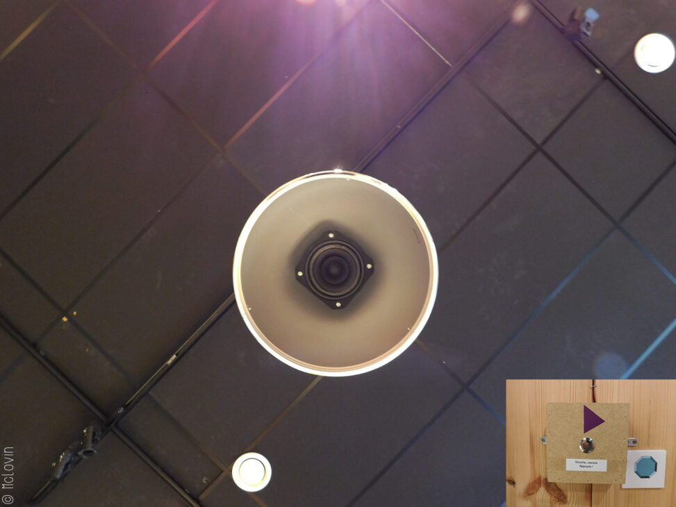 La douche sonore vue du dessous et son bouton déclencheur