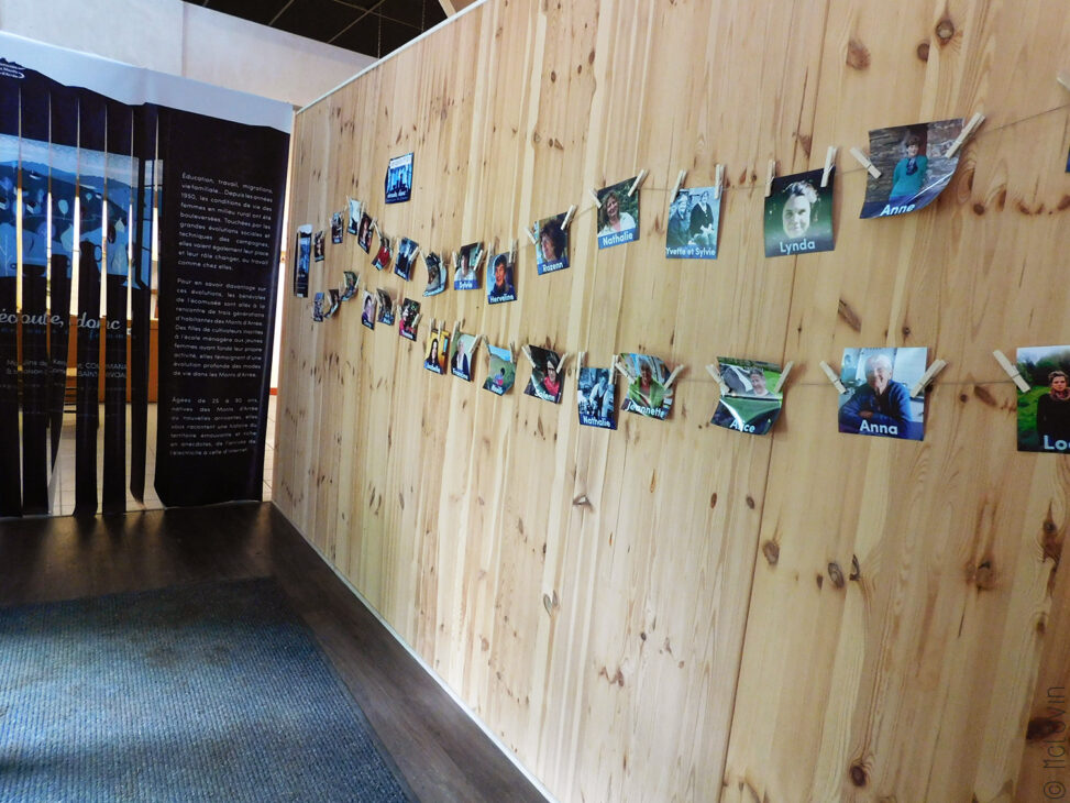 Entrée de l'exposition "Ecoute donc ! Parcours de femmes" à l'Ecomusée des Monts d'Arrée