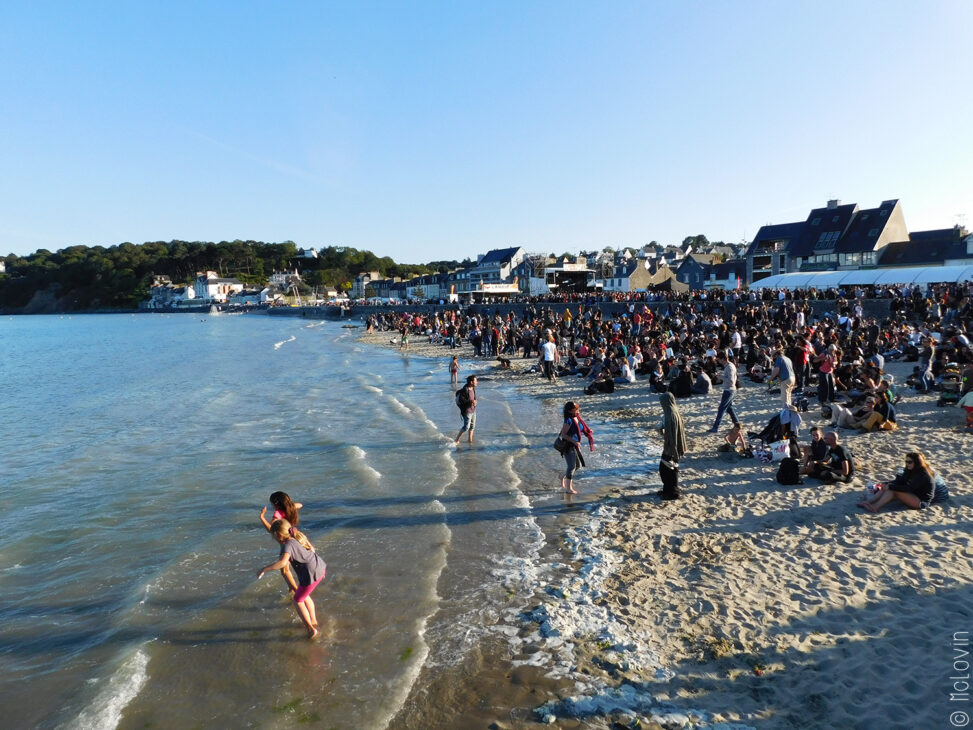 Concert du Binic Folks Blues Festival au dessus de la plage