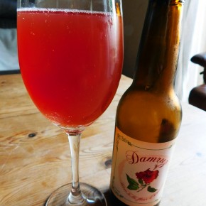 Bouteille et verre de Damruz la bière bretonne à l'hibiscus de la brasserie An Alarc'h