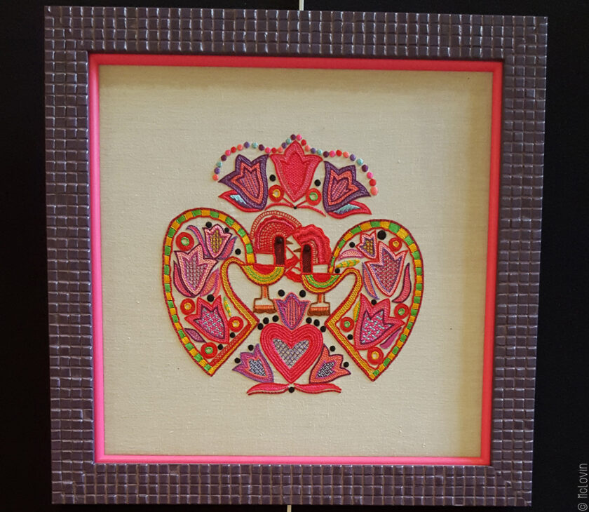 Coqs Micheau-Vernez réalisés en broderie glazik au fil de soie par Pascal Jaouen