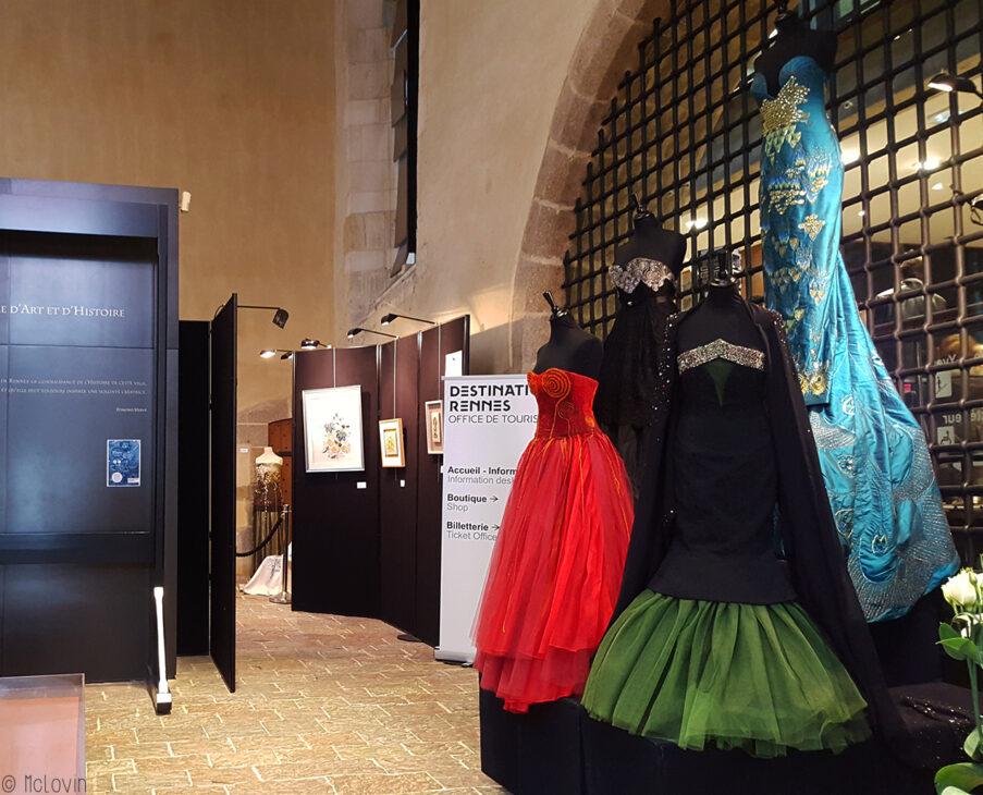 Entrée de l'exposition des 20 ans de l'école de broderie d'art Pascal Jaouen- 4 robes brodées