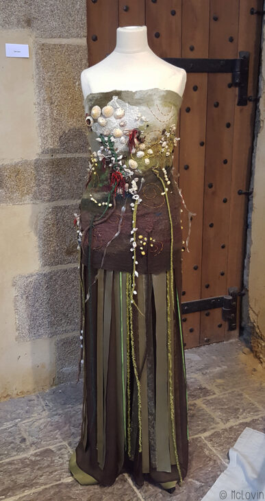 Robe brodée avec des coquillages par Pascal Jaouen