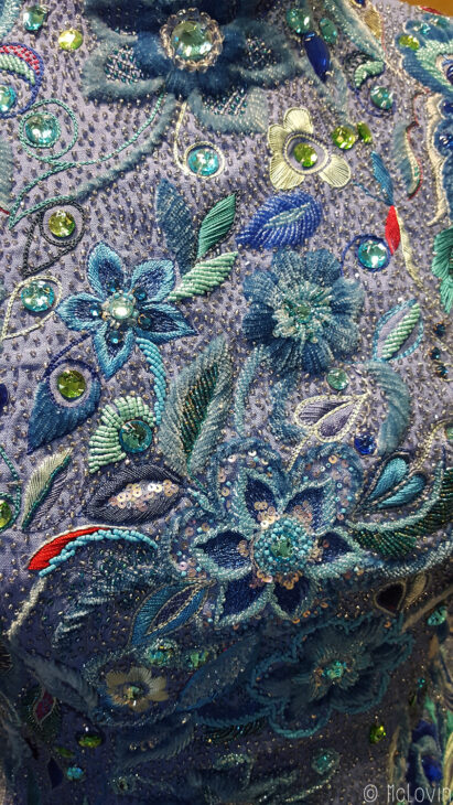 Détail de la robe paon brodée par Pascal Jaouen