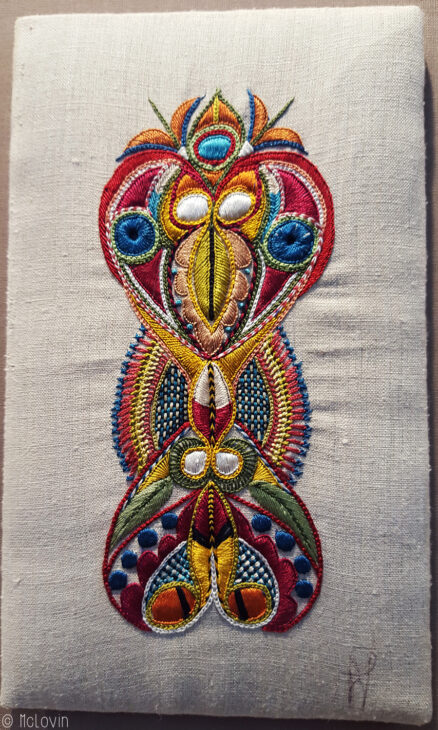 Totem en broderie Glazik par Pascal Jaouen