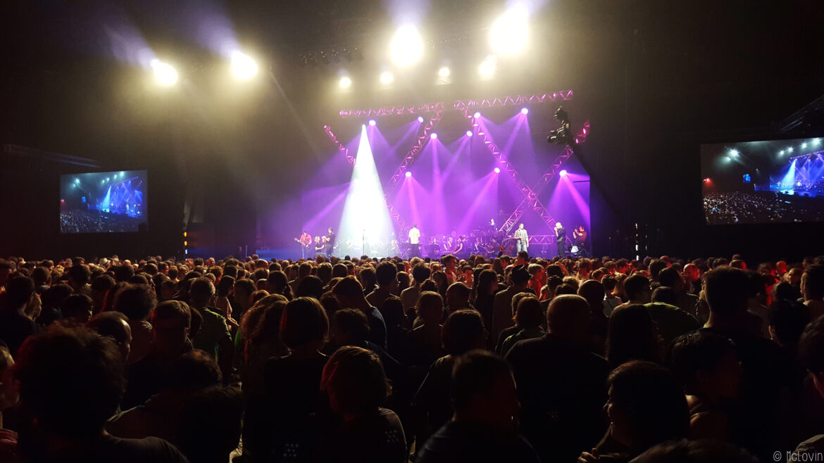 La foule devant la création Alkeemia par Digresk et l'Orchestre Symphonique des Deux Mondes à Yaouank 2015