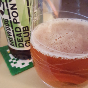 La Dead Pony Club, bière American Pale Ale de la brasserie BrewDog servie en verre