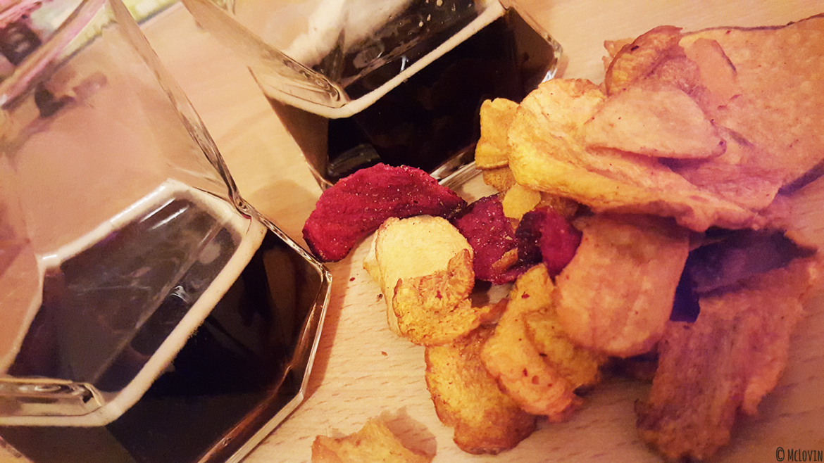 La Chocolate Porter de la brasserie La Dilettante servie avec des chips de légumes