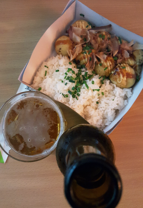 Takoyaki et bière Asahi du restaurant japonais Oïshi Kata de Rennes