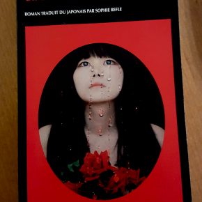 Couverture du roman policier Un café maison de Keigo Higashino