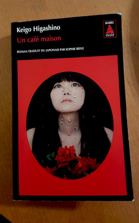 Couverture du roman policier Un café maison de Keigo Higashino