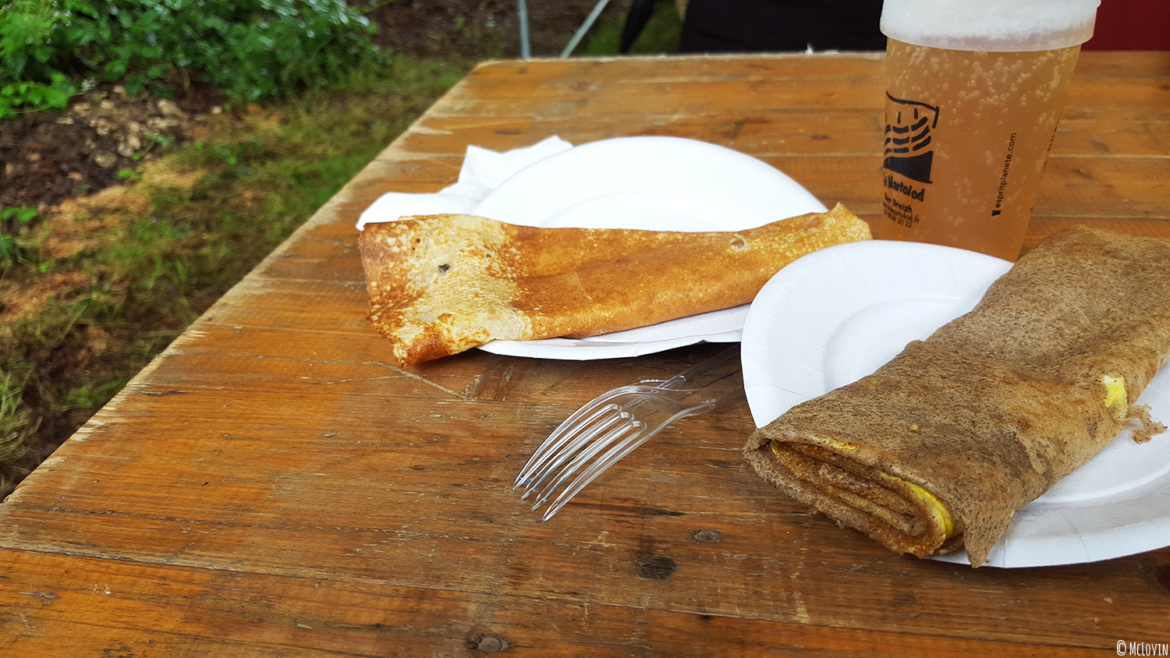 Une galette, une crèpe et une bière au festival "Des Fibres au Fil" en Bretagne, dans les Monts d'Arrée