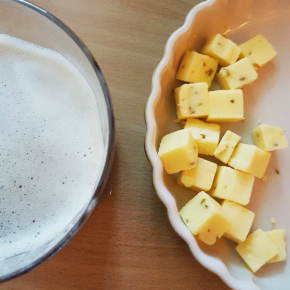 Bière ambrée Lunik de la brasserie de la Pleine Lune vue de haut avec du gouda au cumin