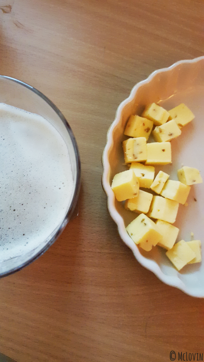 Bière ambrée Lunik de la brasserie de la Pleine Lune vue de haut avec du gouda au cumin