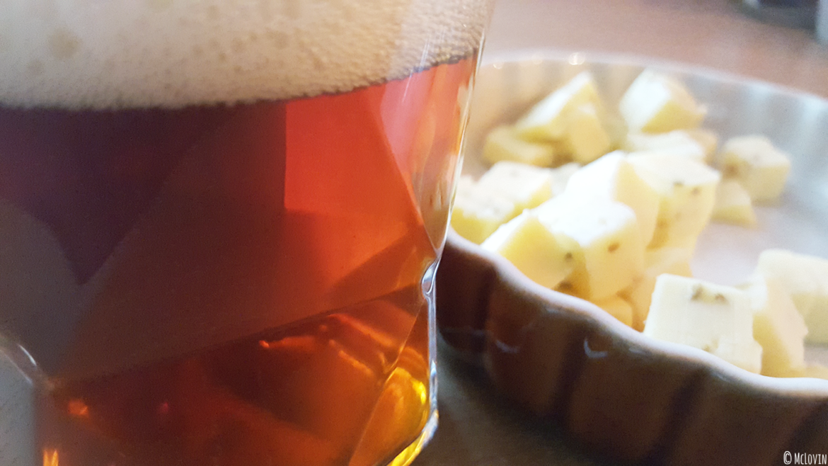 Bière ambrée Lunik de la brasserie de la Pleine Lune avec du gouda au cumin