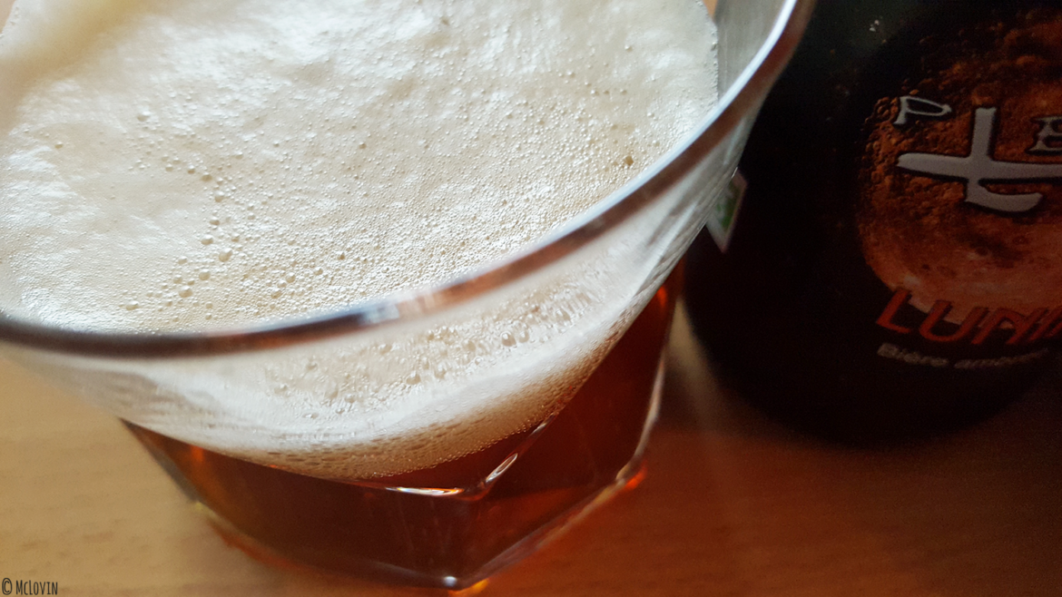 La Lunik bière ambrée de la brasserie de la Pleine Lune servie en verre avec sa mousse