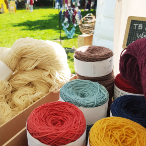 Grosses pelotes de laine au festival "Des Fibres au Fil" en Bretagne, dans les Monts d'Arrée