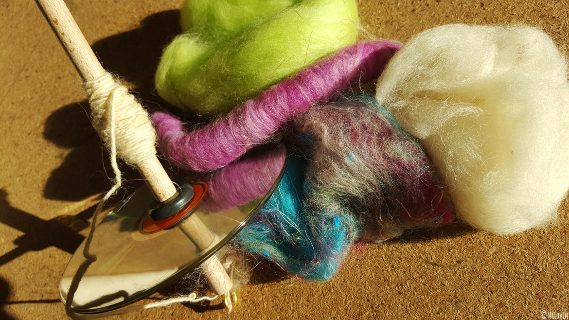 Mon premier fil filé main à l'atelier d'Heike Made du festival des Fibrophiles en Bretagne, dans les Monts d'Arrée