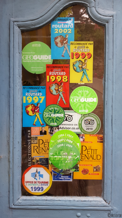 Autocollants de labels sur la vitre d'un restaurant fermé rue du Jerzual à Dinan pour l'Instameet Dinan-Léhon 2016