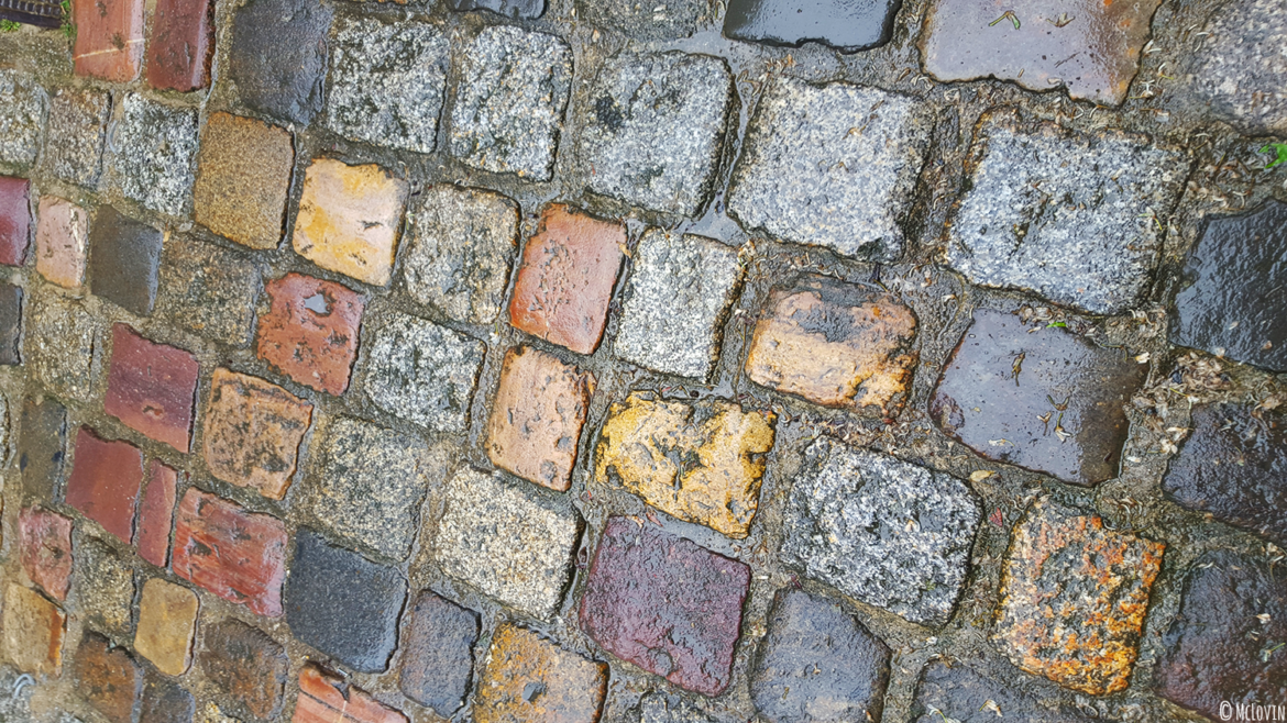 Les pavés mouillés de la rue du Jerzual à Dinan pour l'Instameet Dinan-Léhon 2016