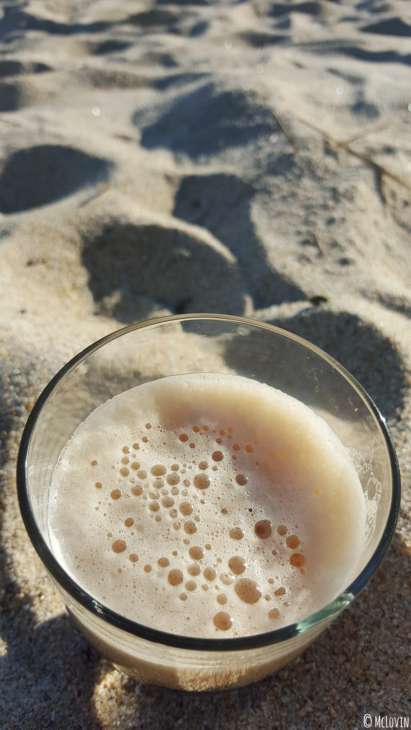 Verre de P'tite Mamm brune avec mousse sur la plage de Kervillen à la Trinité-sur-Mer