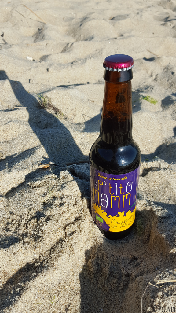 Bouteille de P'tite Mamm, bière brune de la Brasserie de Rhuys sur la plage de Kervillen à la Trinité-sur-Mer dans le Morbihan