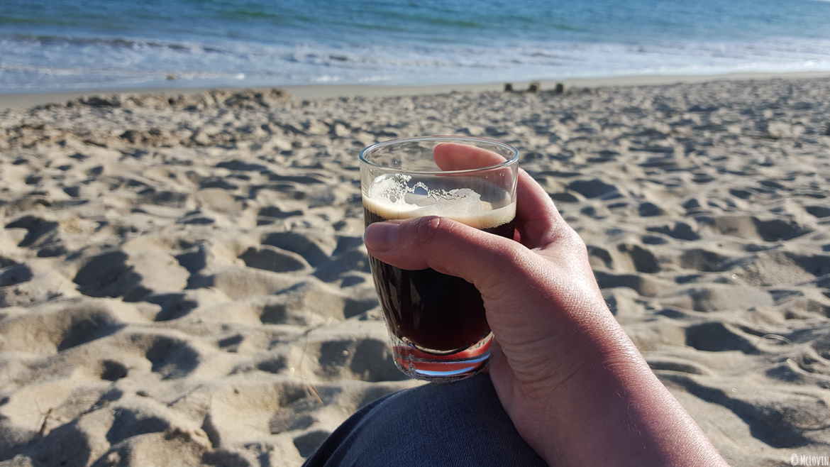 La P'tite Mamm brune de la Brasserie de Rhuys en verre à la plage de Kervillen à la Trinité-sur-Mer dans le Morbihan
