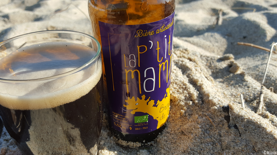 La P'tite Mamm brune de la Brasserie de Rhuys servie au verre sur la plage de Kervillen à la Trinité-sur-Mer