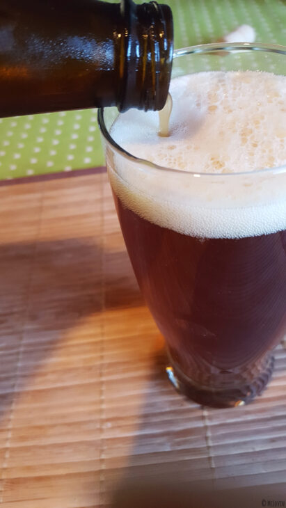 Bière Corne du Diable de la brasserie canadienne et québécoise Dieu du Ciel ! en train d'être servie dans un verre.