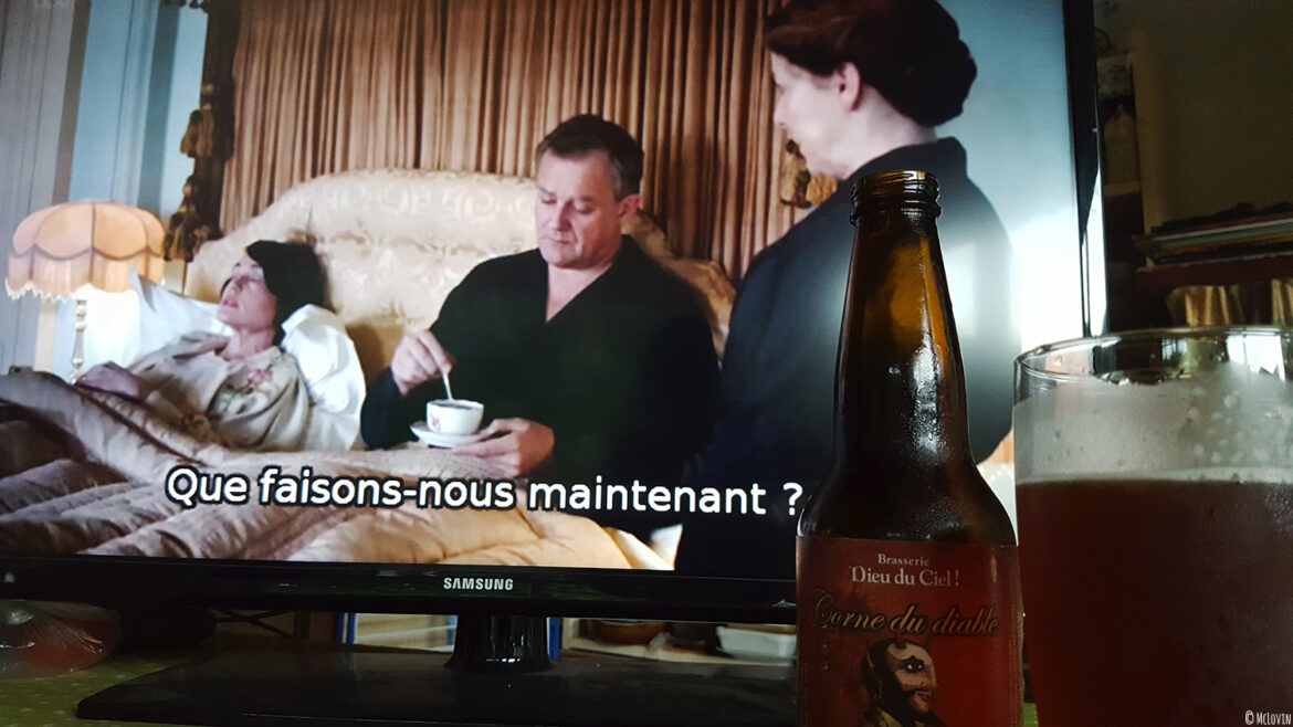 Bière Corne du Diable de la brasserie canadienne et québécoise Dieu du Ciel ! devant un épisode de la série Downton Abbey