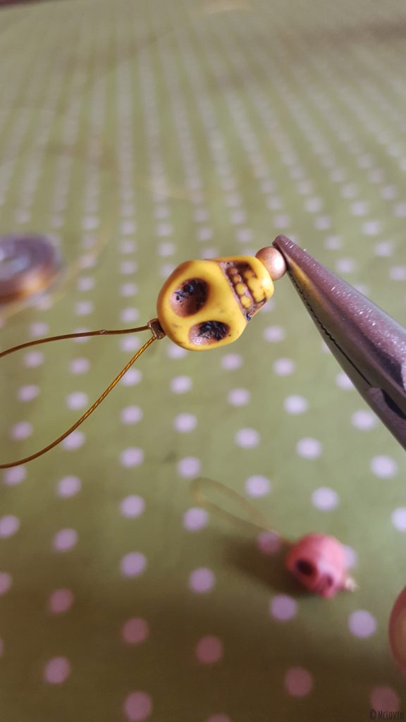 La fabrication d'un anneau marqueur jaune pour tricot "Día de muertos" : serrage de la perle à écraser ! DIY