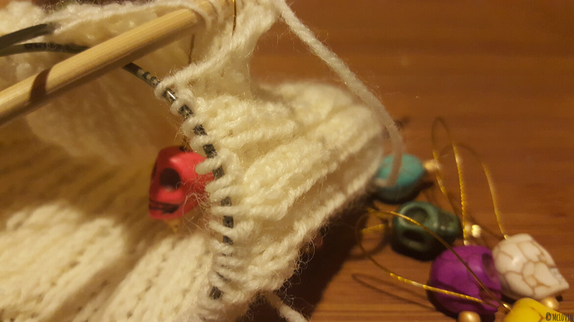 Un anneaux marqueur "Día de muertos" dans un tricot de chaussettes pour marquer le début du rang. DIY