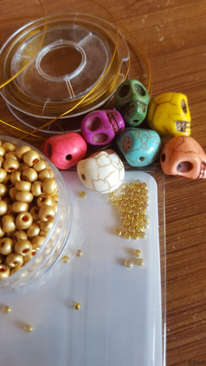 Tout le matériel pour fabriquer les anneaux marqueurs pour tricot "Día de muertos" de toutes les couleurs ! DIY