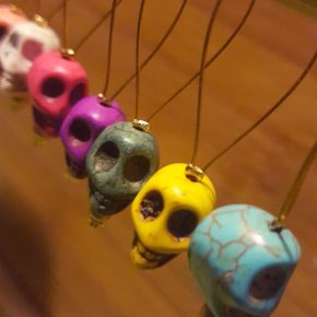 Les anneaux marqueurs pour tricot "Día de muertos" de toutes les couleurs que j'ai fabriqués toute seule ! DIY