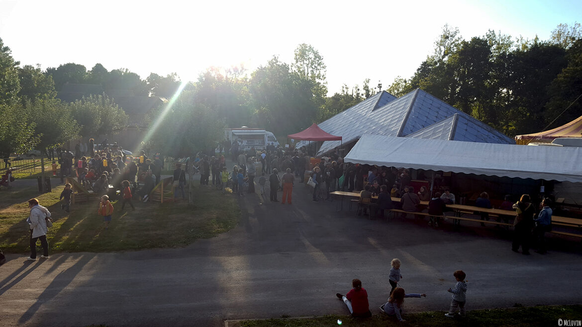 A l'extérieur de La P'tite Chope, fête des bières locales à Hédé-Bazouges en octobre 2016