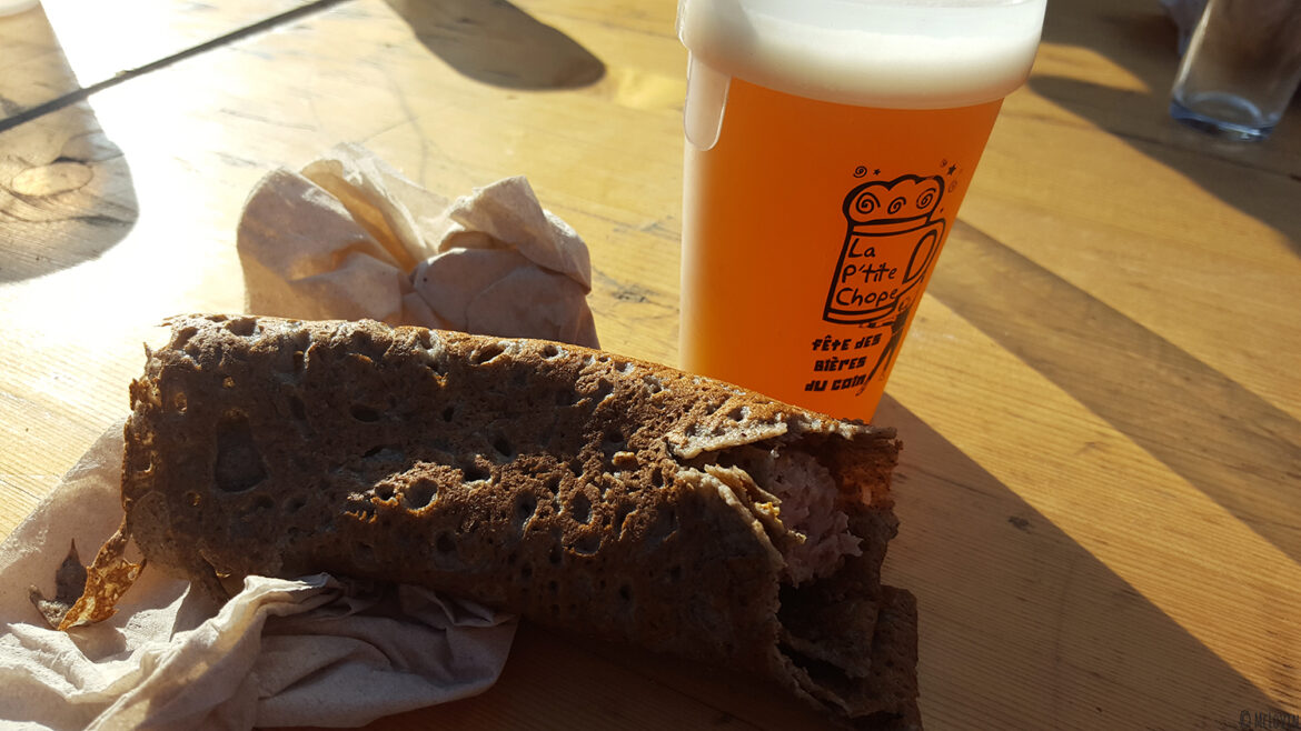 Galette saucisse et verre de bière à La P'tite Chope, fête des bières locales à Hédé-Bazouges en octobre 2016