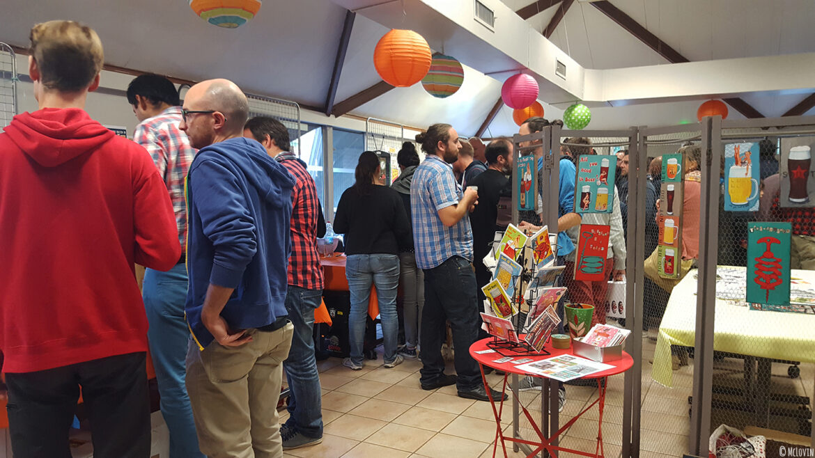Intérieur de La P'tite Chope fête de la bière locale à Hédé-Bazouges en octobre 2016