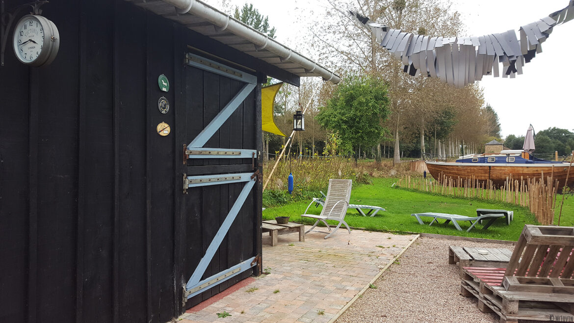 Vue extérieure du paddock aménagé en hébergement insolite d'Ille Flottante sur le Canal d'Ille et Rance à Hédé-Bazouges (35)