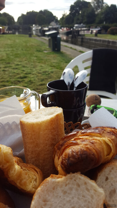Petit déjeuner sur l'écluse de la Madeleine avec Ille Flottante, hébergement insolite sur le Canal d'Ille et Rance à Hédé-Bazouges (35)